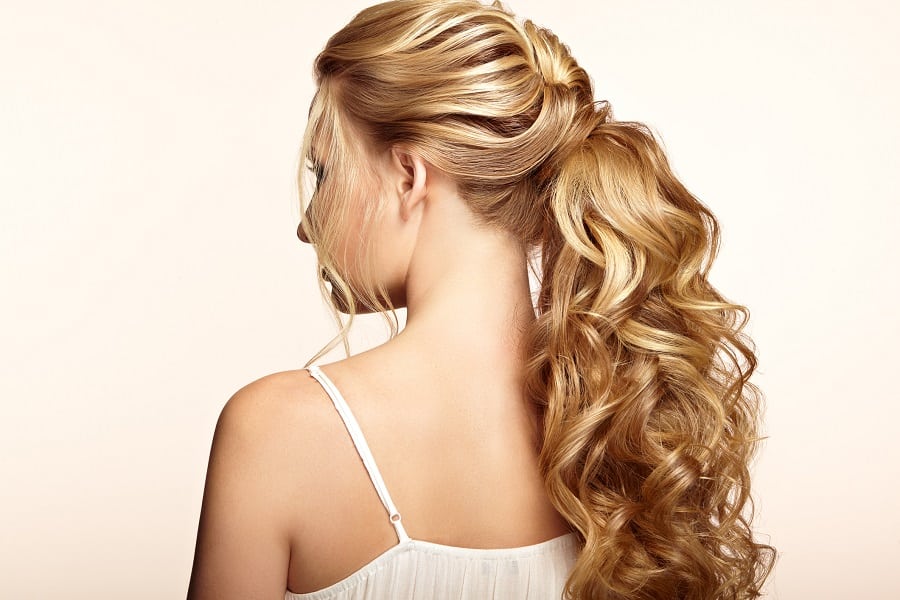 bridesmaid hairstyle with long curly ponytail