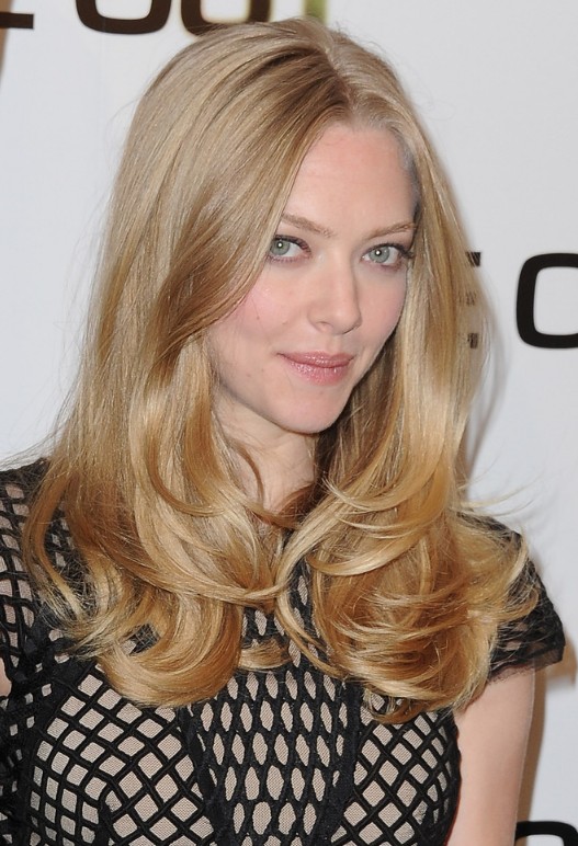 amanda-seyfried-long-hairstyle-middle-part-layered-hairstyle
