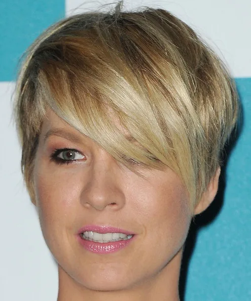 amazing-short-haircut-with-side-bangs
