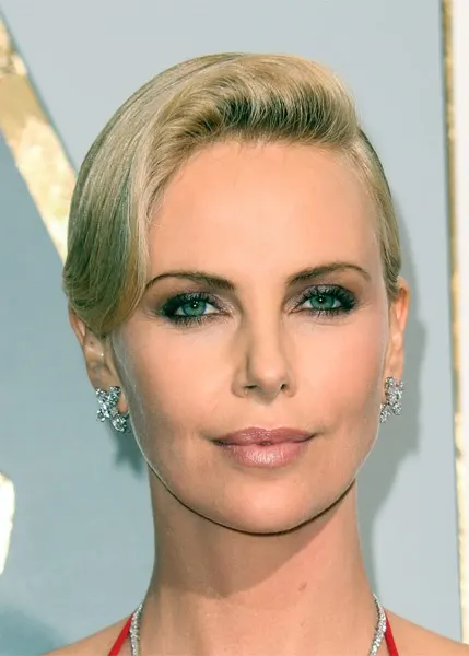 charlize-theron-short-straight-hairstyle