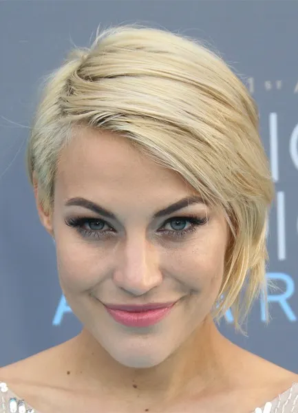erin-darling-short-straight-hairstyle