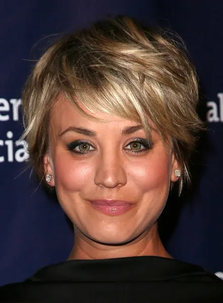 kaley-cuoco-short-straight-hairstyle