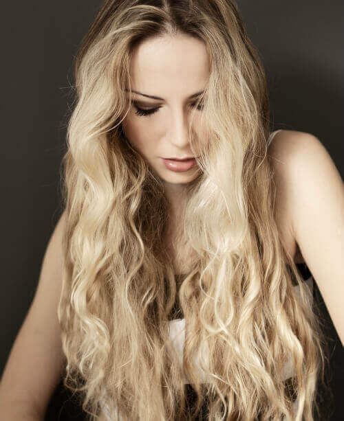 long-blond-hairstyle-with-beachy-waves