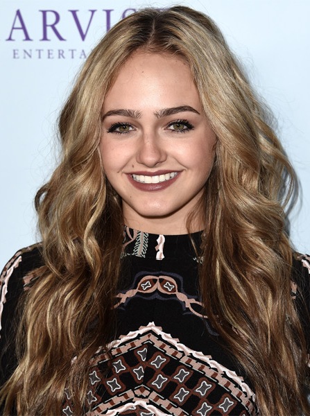 sophie-reynolds-long-wavy-hairstyle
