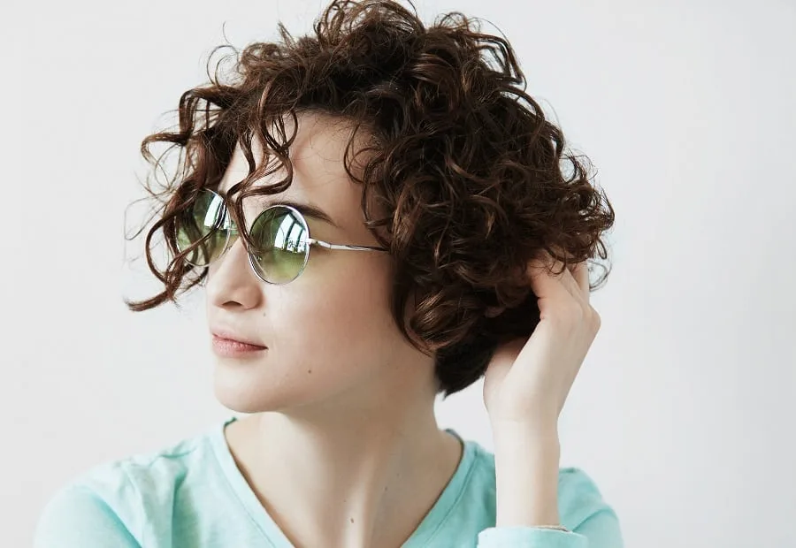 short curly hairstyle for round face