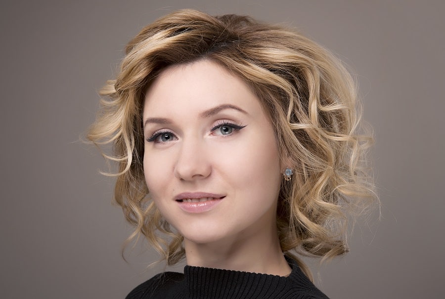 short wavy balayage hairstyle for round face