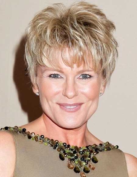 chic-layered-short-haircut-for-older-women