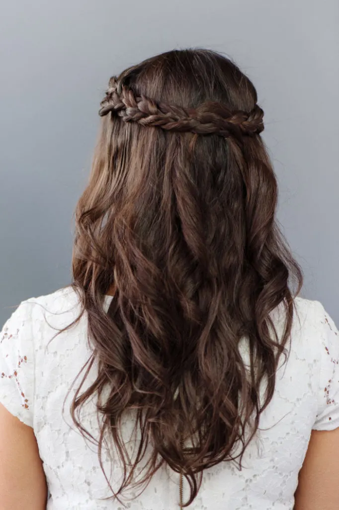 bridesmaids-half-up-half-down-hairstyles