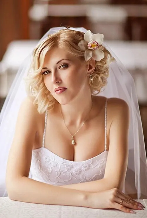 Short Wavy Wedding Hairstyle with Flower