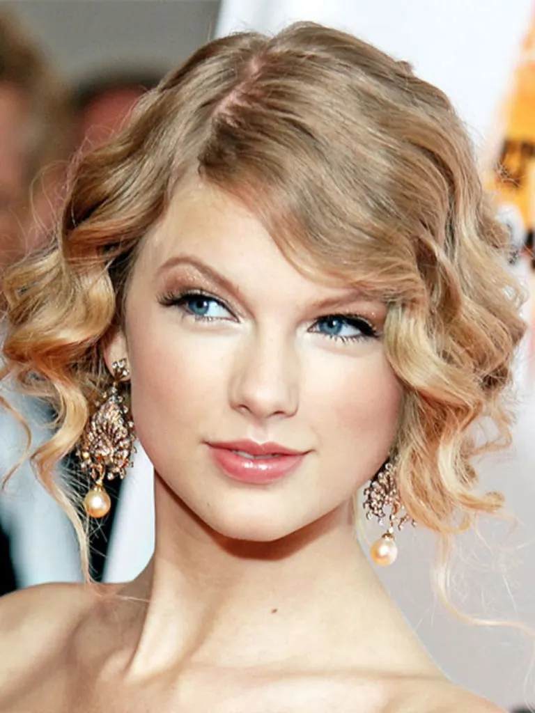 side-swept-curly-prom-hairstyle