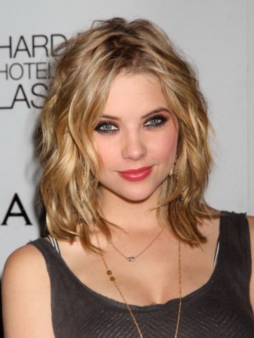 Medium Wavy Hairstyles with Messy Layers