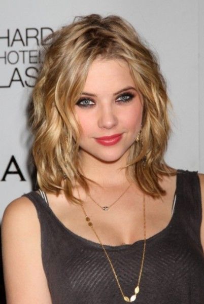 Shoulder Length Hair with Loose Curls