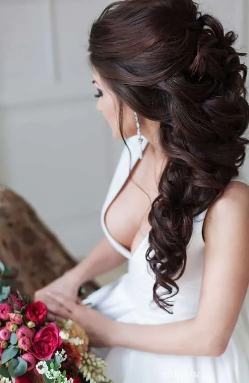 Brunette Hairstyle with Curls