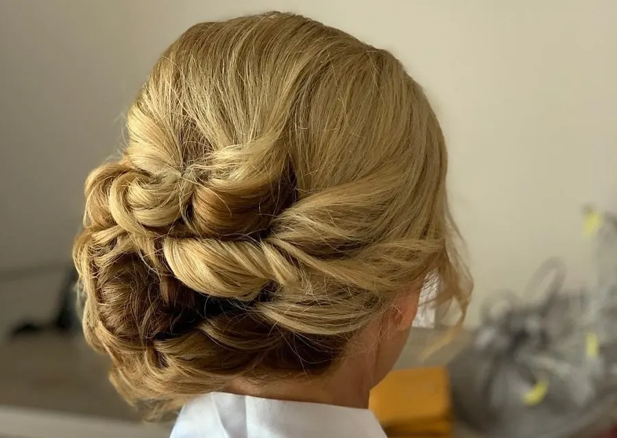 mother of bride with blonde hair updo