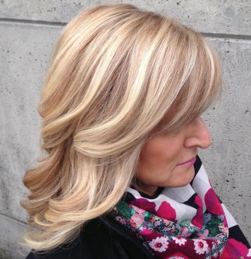 Medium Wavy Blonde Hairstyle