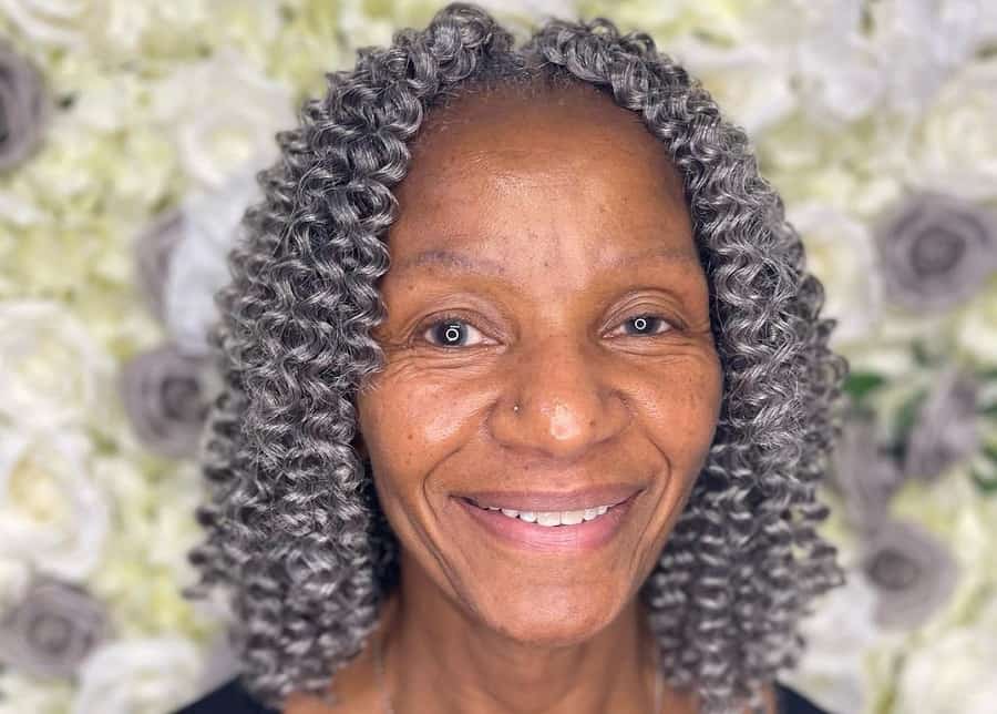 mujer negra de más de 50 años con bob gris rizado