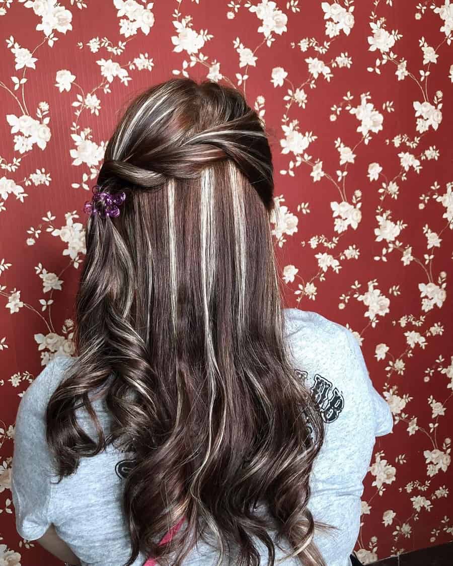 hairstyle with silver highlights