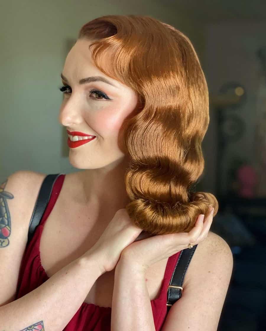 wavy blonde hairstyle of 1920s