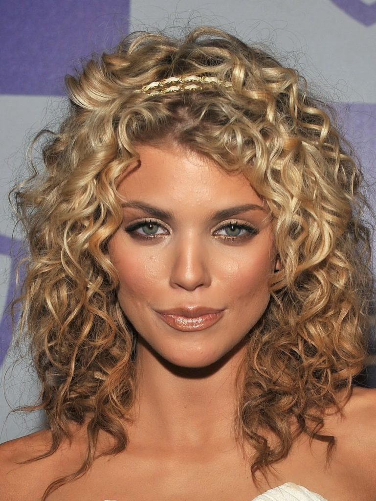 20 Glamorous Mid Length Curly Hairstyles for Women ...