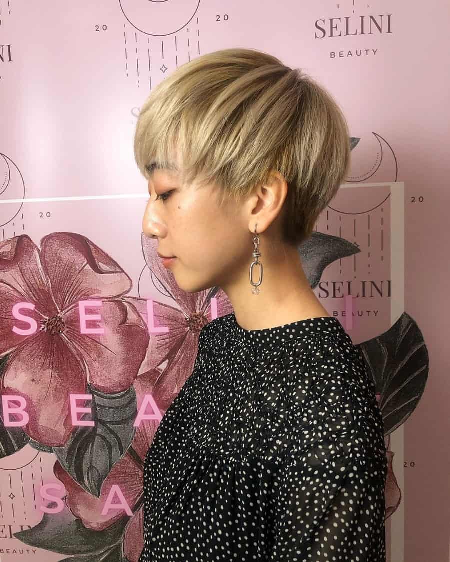 layered pixie cut with short blonde hair