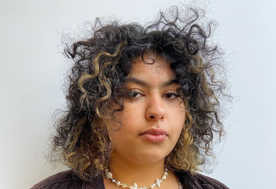 messy curly hairstyle for plus size women