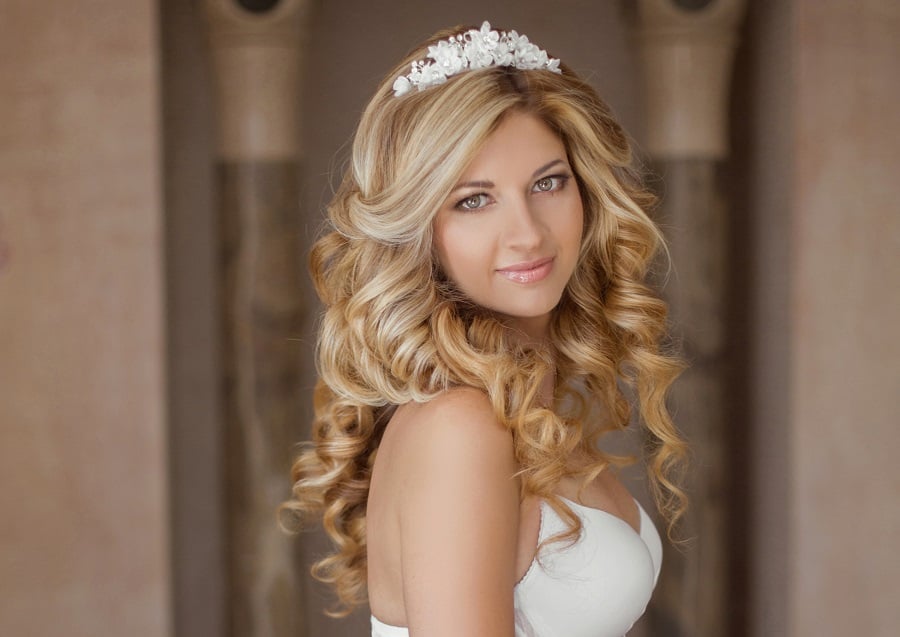 wedding hairstyle for curly blonde hair