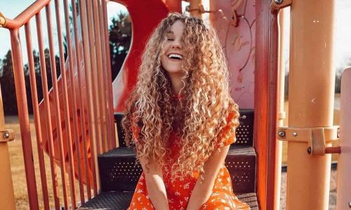 35 Irresistible Long Curly Hair Looks For 2022