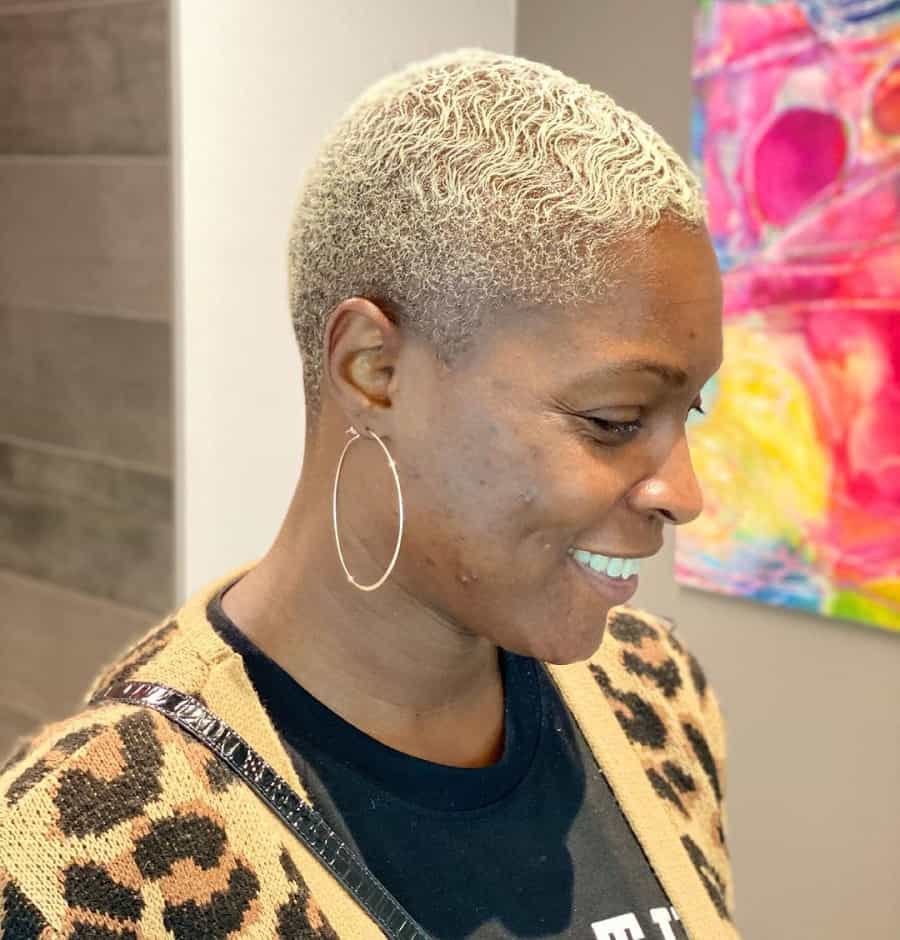 short blonde hairstyle for black woman over 40
