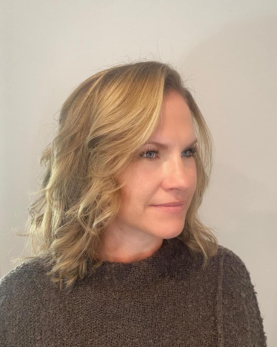 medium length wavy blonde hairstyle for women over 50